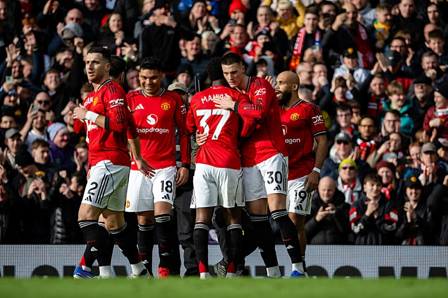 مانشستر يونايتد يقتحم المربع الذهبي بالدوري الإنجليزي بعد فوز مثير على كريستال بالاس