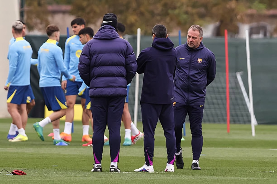 هانزي فليك يؤكد قدرة برشلونة على قلب الطاولة أمام أتلتيكو مدريد في كأس إسبانيا