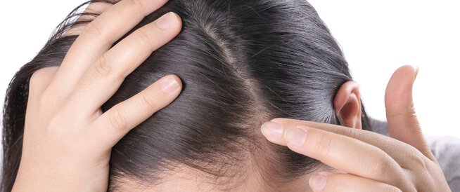 دراسة: الشعر لا يُدفع من الجذور بل يُسحب للأعلى داخل البصيلة