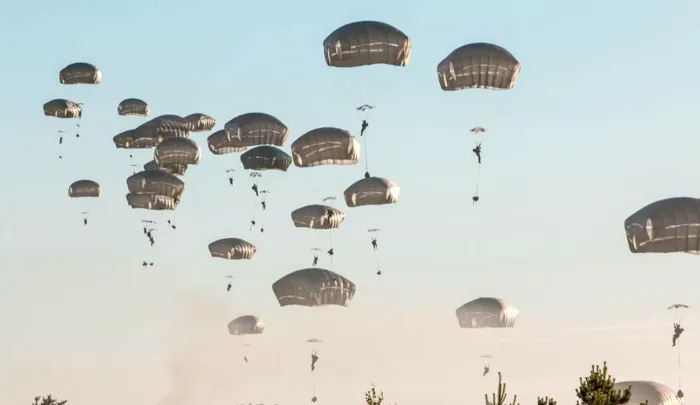 تحركات عسكرية أمريكية متسارعة.. واشنطن تجهّز فرقة النخبة للشرق الأوسط