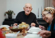 دراسة: حس الدعابة لدى كبار السن لا يختفي بل يتأثر بالعزلة