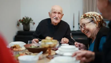 دراسة: حس الدعابة لدى كبار السن لا يختفي بل يتأثر بالعزلة