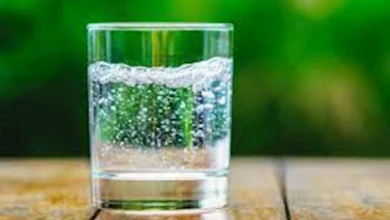 دراسة حديثة: المياه الفوارة وتأثير محدود على فقدان الوزن