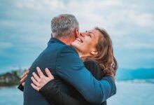 بين الراحة والجدل.. هل ينجح العلاج بالأحضان في تحسين الصحة النفسية؟