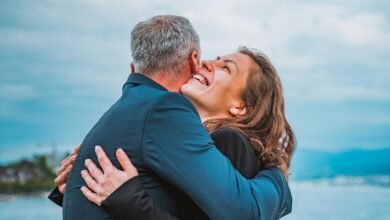 بين الراحة والجدل.. هل ينجح العلاج بالأحضان في تحسين الصحة النفسية؟