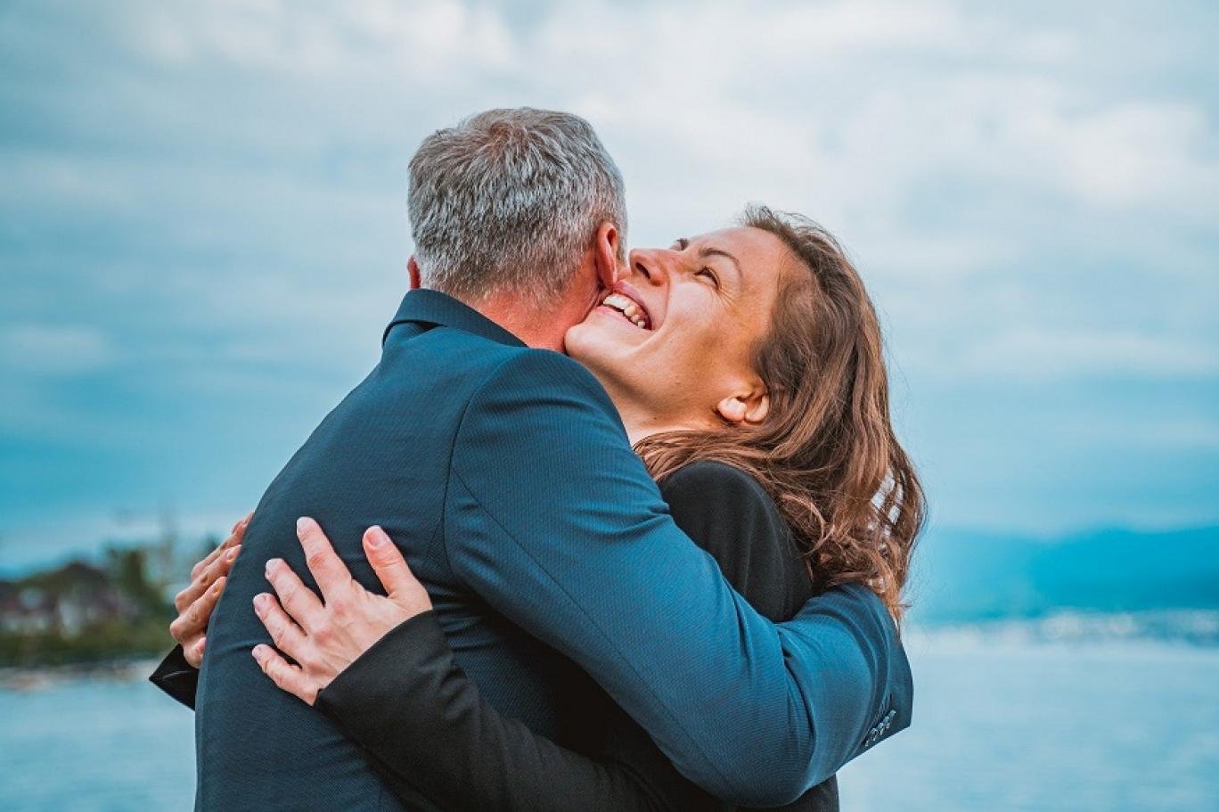 بين الراحة والجدل.. هل ينجح العلاج بالأحضان في تحسين الصحة النفسية؟