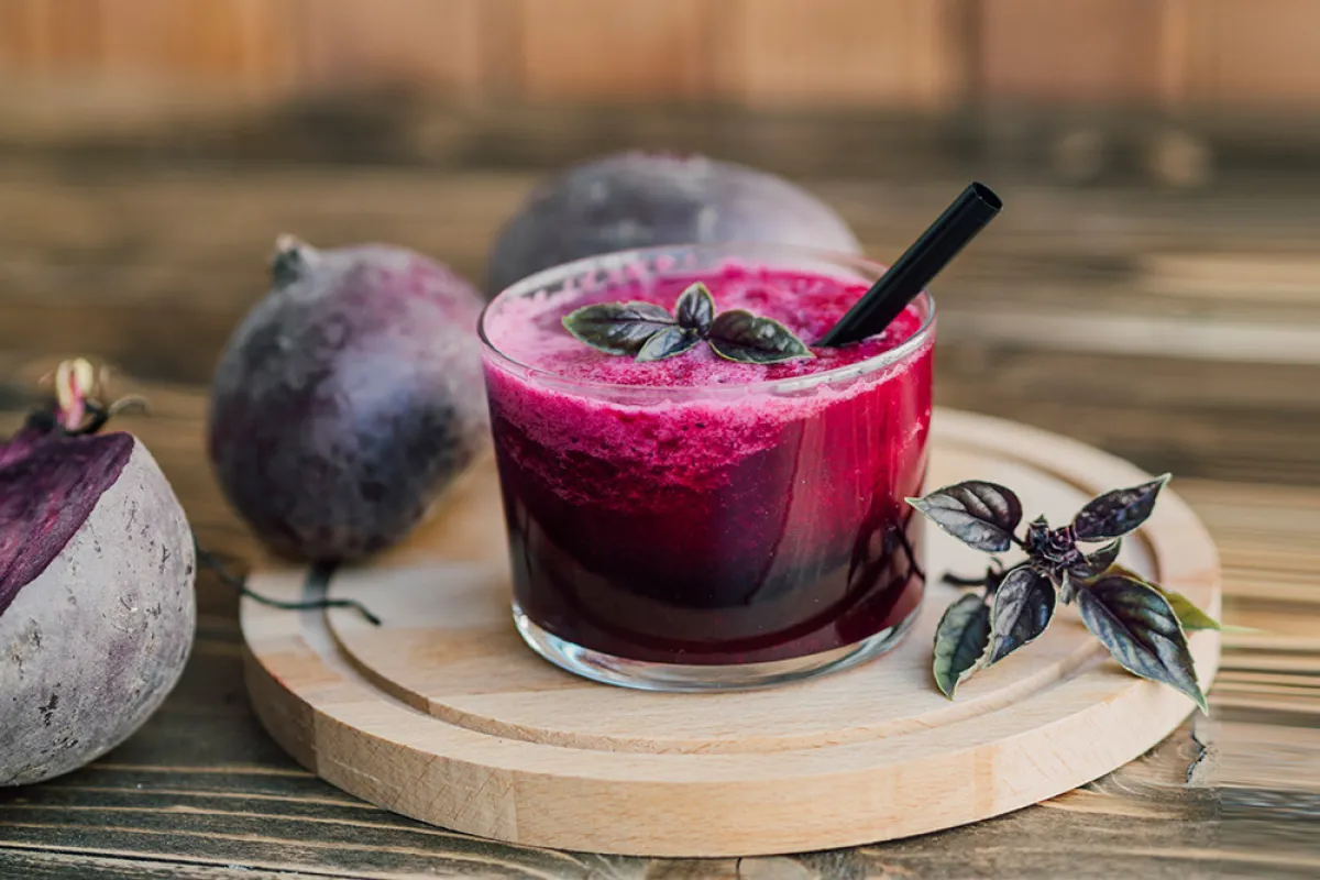 الشمندر أم الرمان؟ أيهما أكثر فاعلية في خفض ضغط الدم