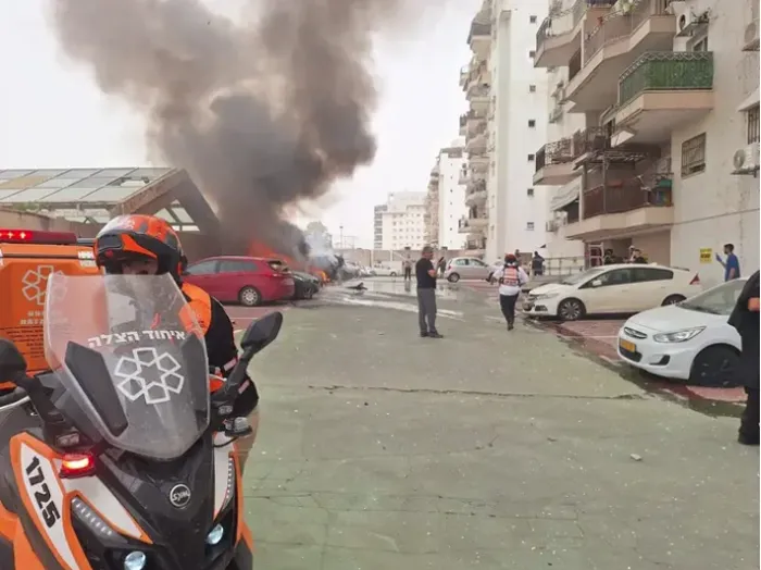 تصعيد عسكري متبادل بين إسرائيل وإيران وسط هجمات صاروخية وغارات جوية مكثفة