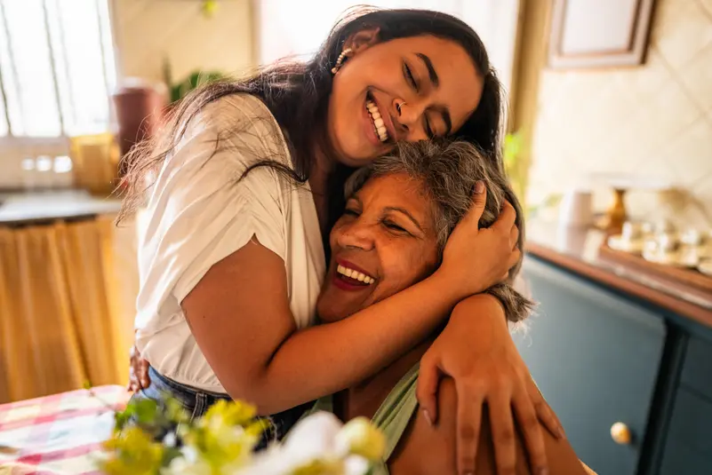 بين الراحة والجدل.. هل ينجح العلاج بالأحضان في تحسين الصحة النفسية؟