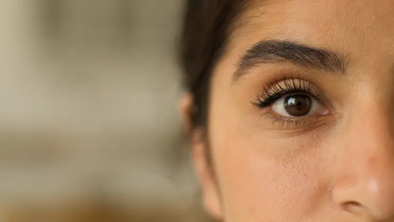 دراسة تربط فيروسًا بحريًا بمرض مزمن في العين لدى البشر