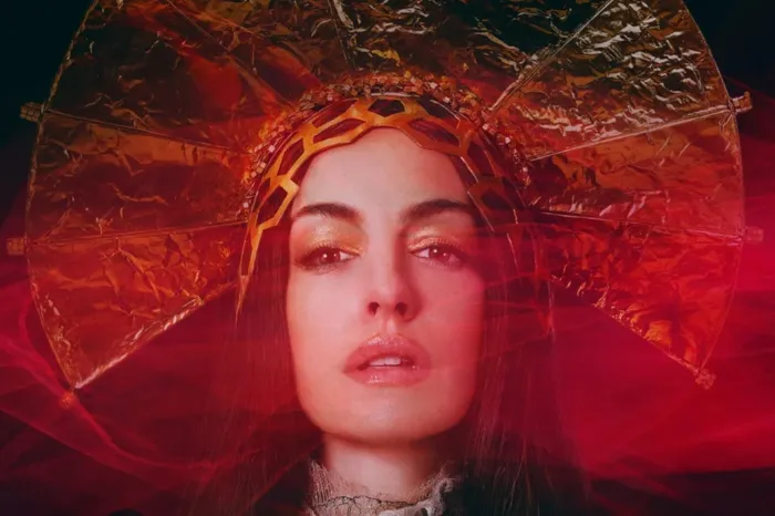 آن هاثاواي تحسم الجدل: لا أفكر في التحول إلى نجمة بوب