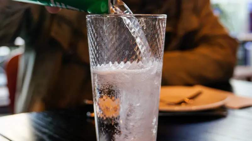 دراسة حديثة: المياه الفوارة وتأثير محدود على فقدان الوزن