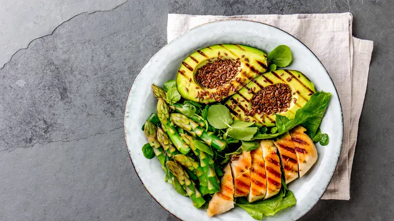 البروتين يحوّل السلطة من طبق خفيف إلى وجبة رئيسية صحية