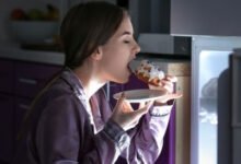 خبراء: الأكل ليلًا عادة سلوكية أكثر منه جوعًا حقيقيًا