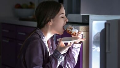 خبراء: الأكل ليلًا عادة سلوكية أكثر منه جوعًا حقيقيًا