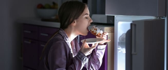 خبراء: الأكل ليلًا عادة سلوكية أكثر منه جوعًا حقيقيًا