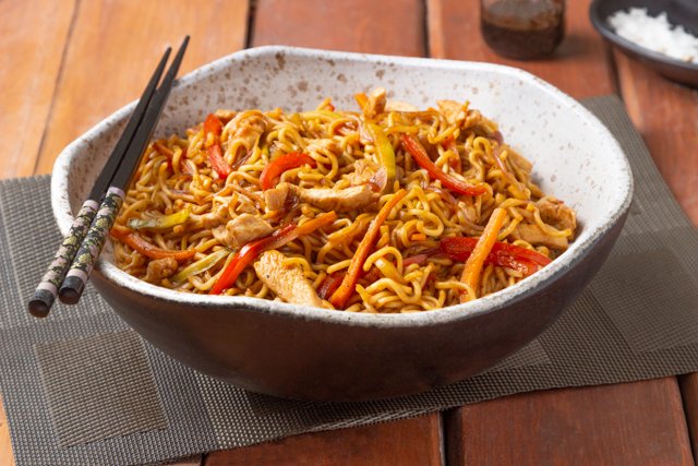 طريقة عمل نودلز الدجاج الصيني في المنزل بخطوات سهلة ومذاق المطاعم